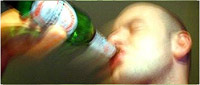 Foto: Die Alkoholsucht bzw. Alkoholkrankheit wird dargestellt durch einen Trinker, welcher aus einer Bierflasche trinkt